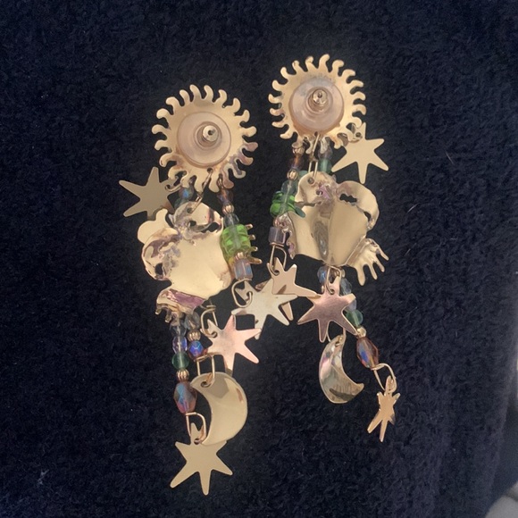 ♋️Cancer 🦀 “Lunch at the Ritz” horoscope earrings - Picture 3 of 4